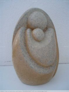 Escultura abstracta de maternidad